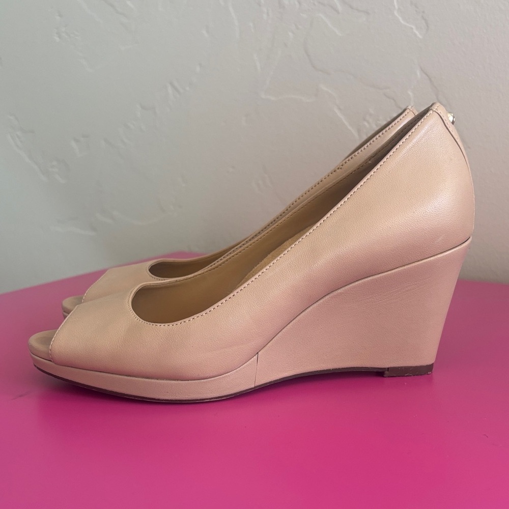 NATURALIZER Nude Color Peep-Toe Wedges